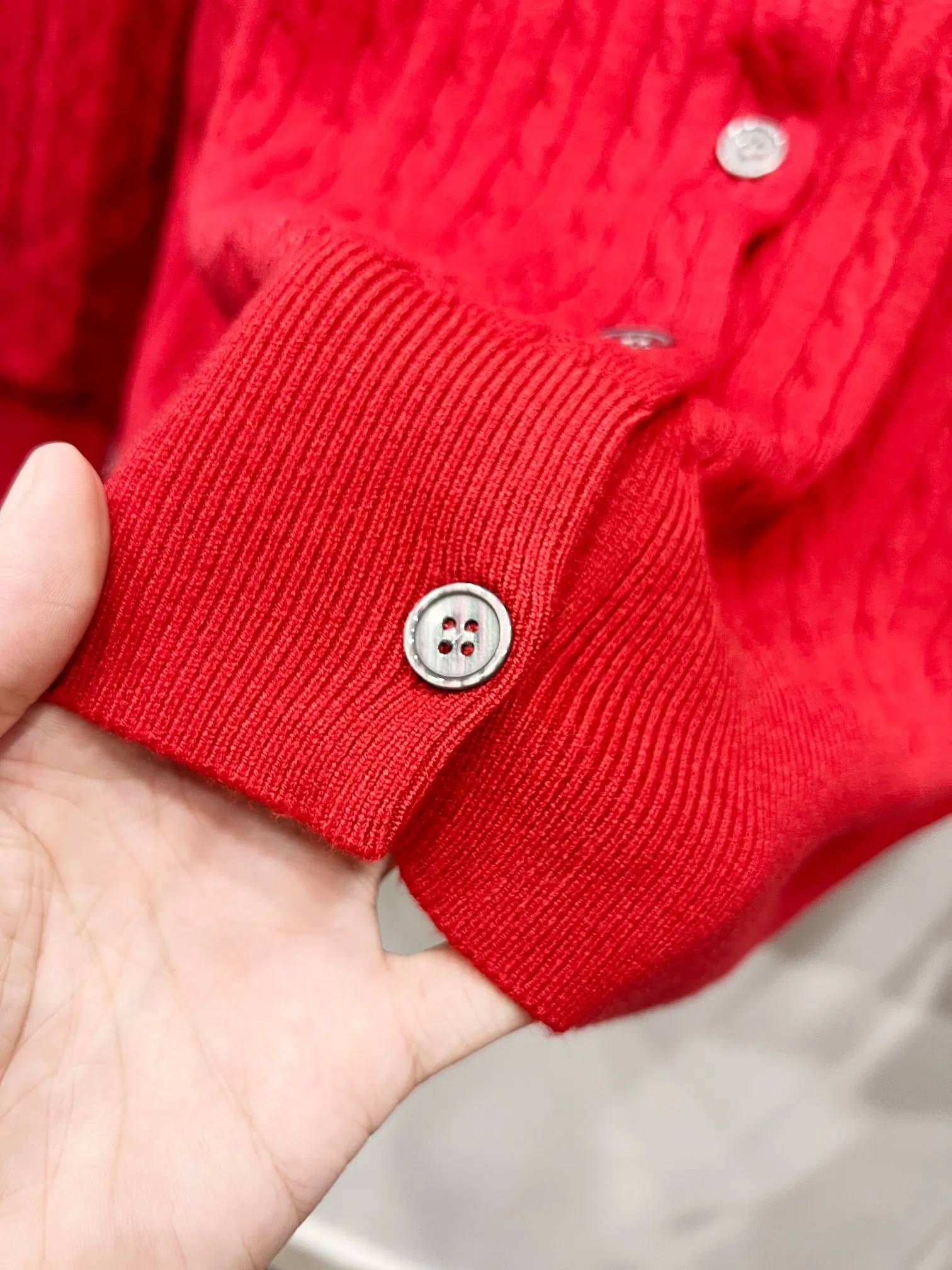 P180 Style number: (Q059) Ralph Lauren classic round neck solid color pony embroidered logo knitted cardigan long sleeves Ralph Lauren classic basic versatile twist knitted cardigan long sleeves Main supply platform live broadcast Wholesale entities Replenish when out of stock Not removed from the shelves Quality 1:1 version Complete three labels Correct version of pony logo Imported quality cotton yarn Focus on high-end Cost-effective Good quality Needless to say Zhao Lusi's same style is really amazing. It's so sweet. I'm so pretty. This cardigan is really good-looking. The upper body is simple and easy to wear. It's a must-have for goddess ootd. Good-looking clothes are never picky. A must-have in the wardrobe of goddesses. Size: S-XL. Color: black, apricot, gray, navy blue, red, white.